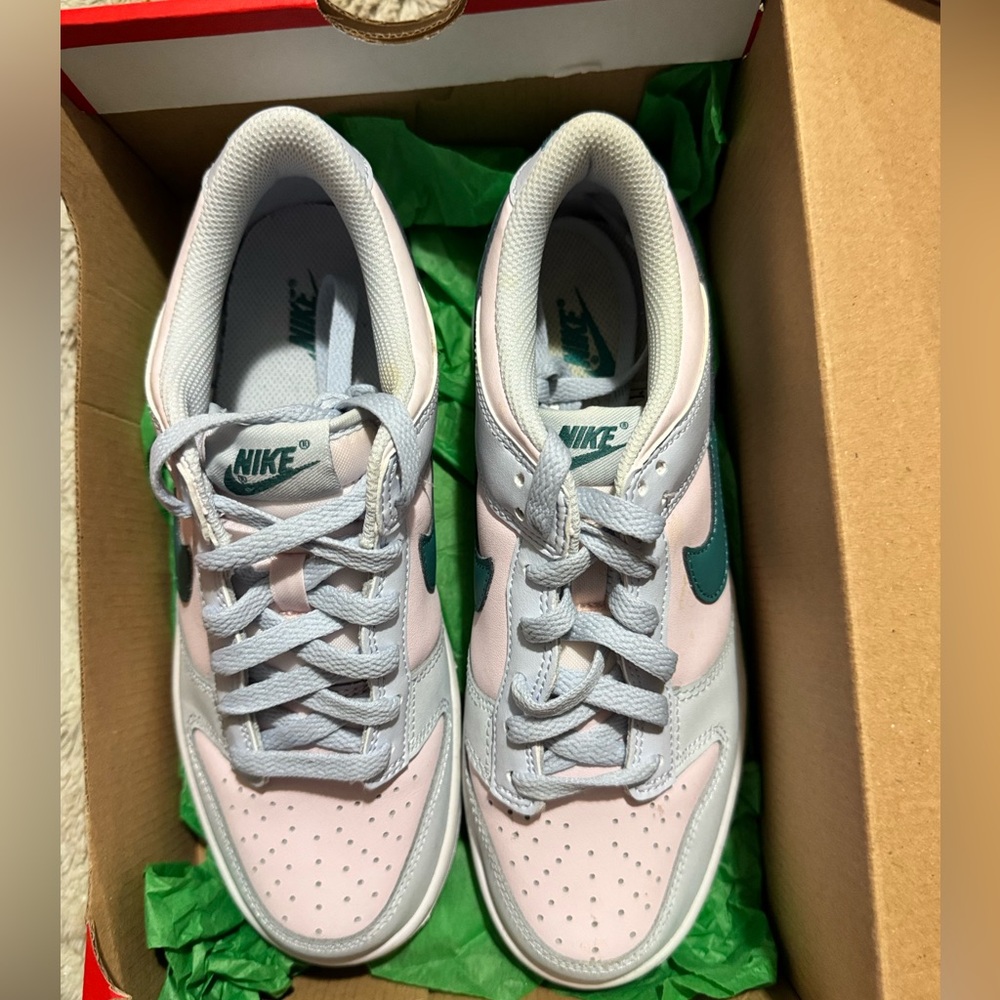 🔥Nike Women’s Low Dunk Sneakers with Teal & Pink Accent. Size 7.5  Like New 🔥 - Picture 5 of 6